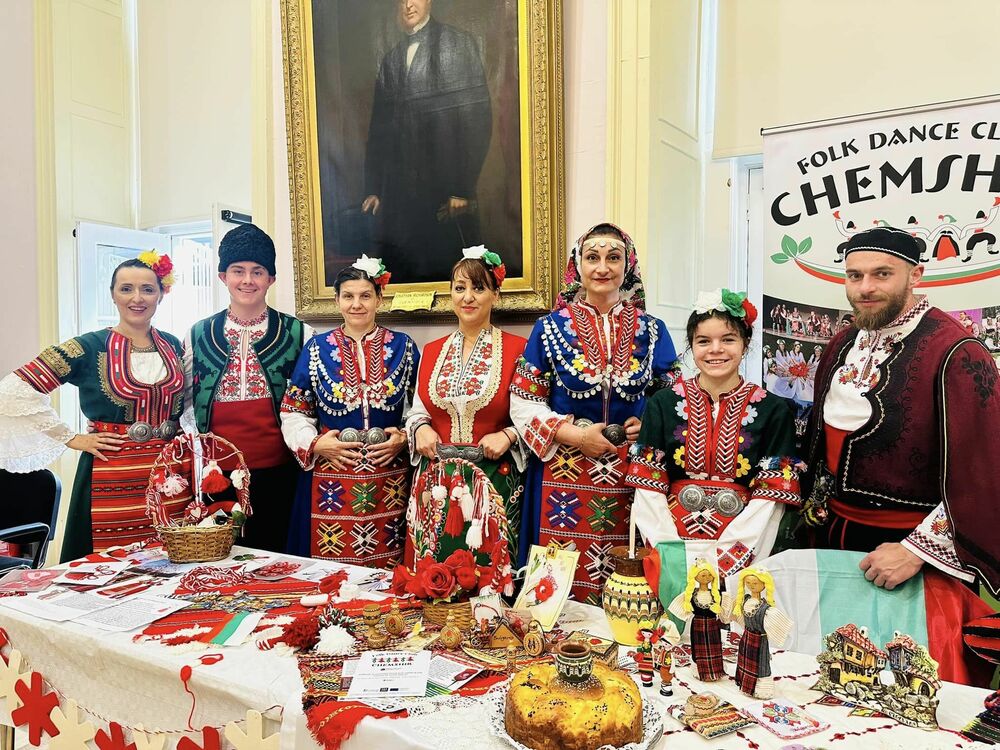 Фолклорен клуб „Чемшир“ представи пред местната общност в град Лисбърн български традиции, обичаи и танци