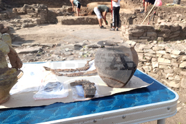 Село Дебнево - крепост „Калето“ - археологически разкопки - златни монети