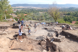 Село Дебнево - крепост „Калето“ - археологически разкопки - златни монети