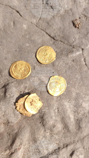 Село Дебнево - крепост „Калето“ - археологически разкопки - златни монети