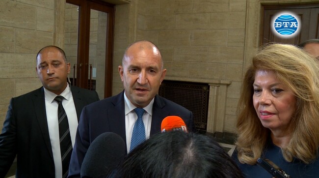 Политическата криза не е отминала, каза президентът Румен Радев