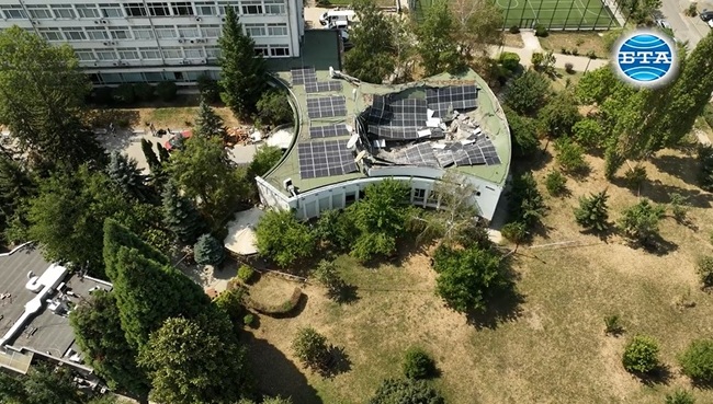 Покривът на аулата на Нов български университет се срути при ремонтни дейности