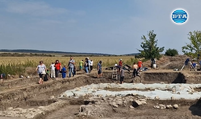 Оловен печат, две монети и бронзово писало са открити от екипа, работещ на археологически обект № 41 във Външния град на Плиска