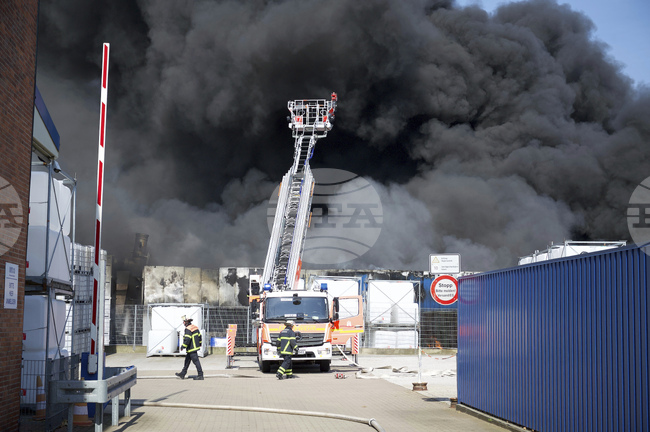Стотици пожарникари са мобилизирани за гасенето на пожара, избухнал на пристанището в Хамбург
