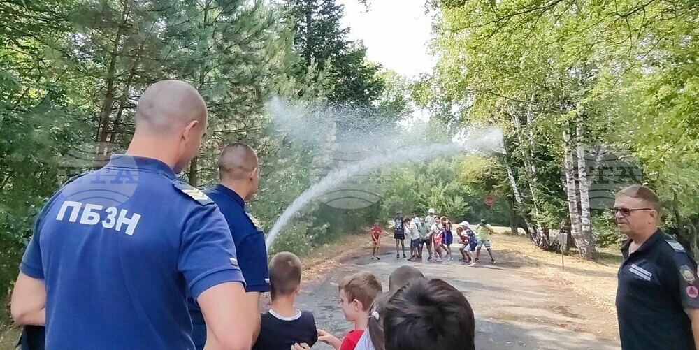 Огнеборци изнесоха на деца от Шумен урок по пожарна безопасност