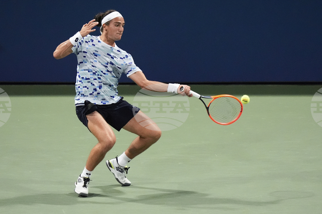 Италианецът Матиа Белучи отстрани руснака Даниил Медведев от турнира от сериите АТП 500 в Ротердам