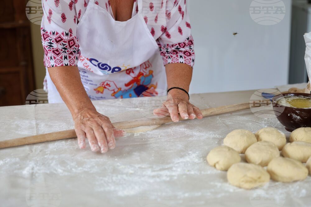 Хляб се меси с качествени продукти и много желание, каза за БТА майсторката на тестени изделия Бонка Димитрова от Антоново