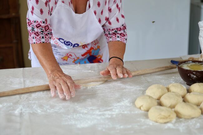 Хляб се меси с качествени продукти и много желание, каза за БТА майсторката на тестени изделия Бонка Димитрова от Антоново