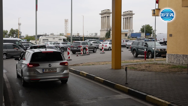 Камиони изчакват близо 30 часа да минат "Дунав мост" при Русе