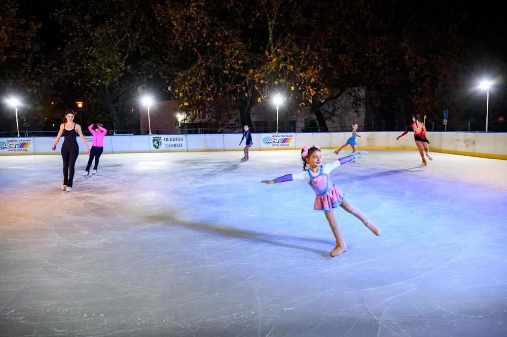 Община Сливен: Има траен интерес към ледената пързалка в Сливен и редовни посетители на различни възрасти