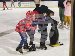 Има траен интерес към ледената пързалка в Сливен и редовни посетители на различни възрасти