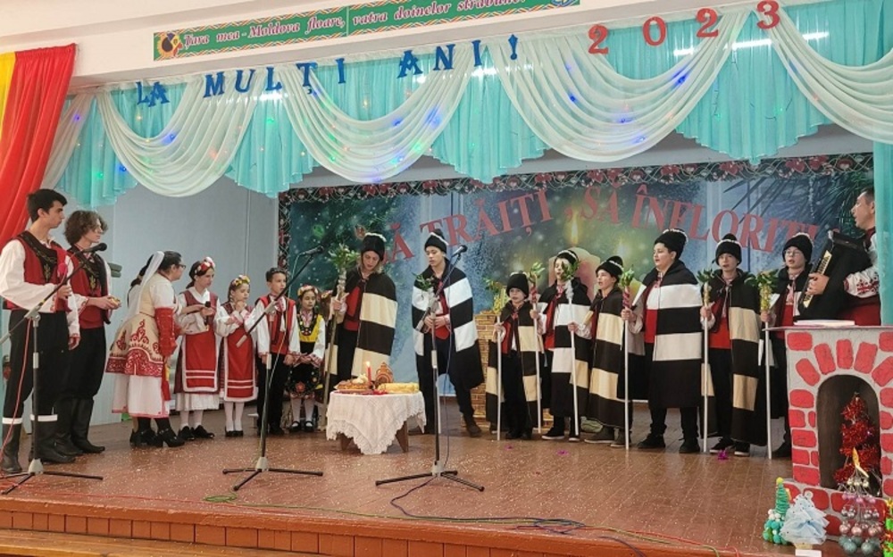 Зимните обичаи на българите в Молдова демонстрираха ученици от лицея „Васил Левски“ в Кишинев