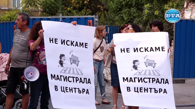 Граждани протестират за пореден път срещу изсичането на общо 39 дървета на улица "Опълченска"