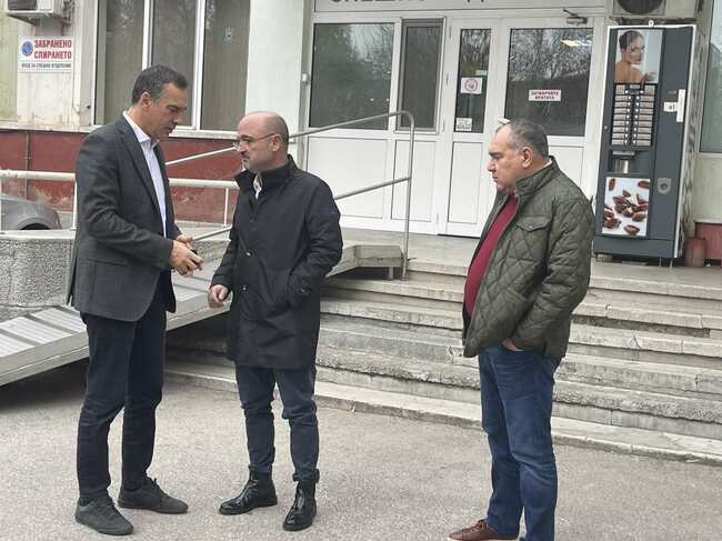 Провежда се акция за изваждането на автобуса, който катастрофира в дере до с. Младиново, съобщи кметът на Бургас