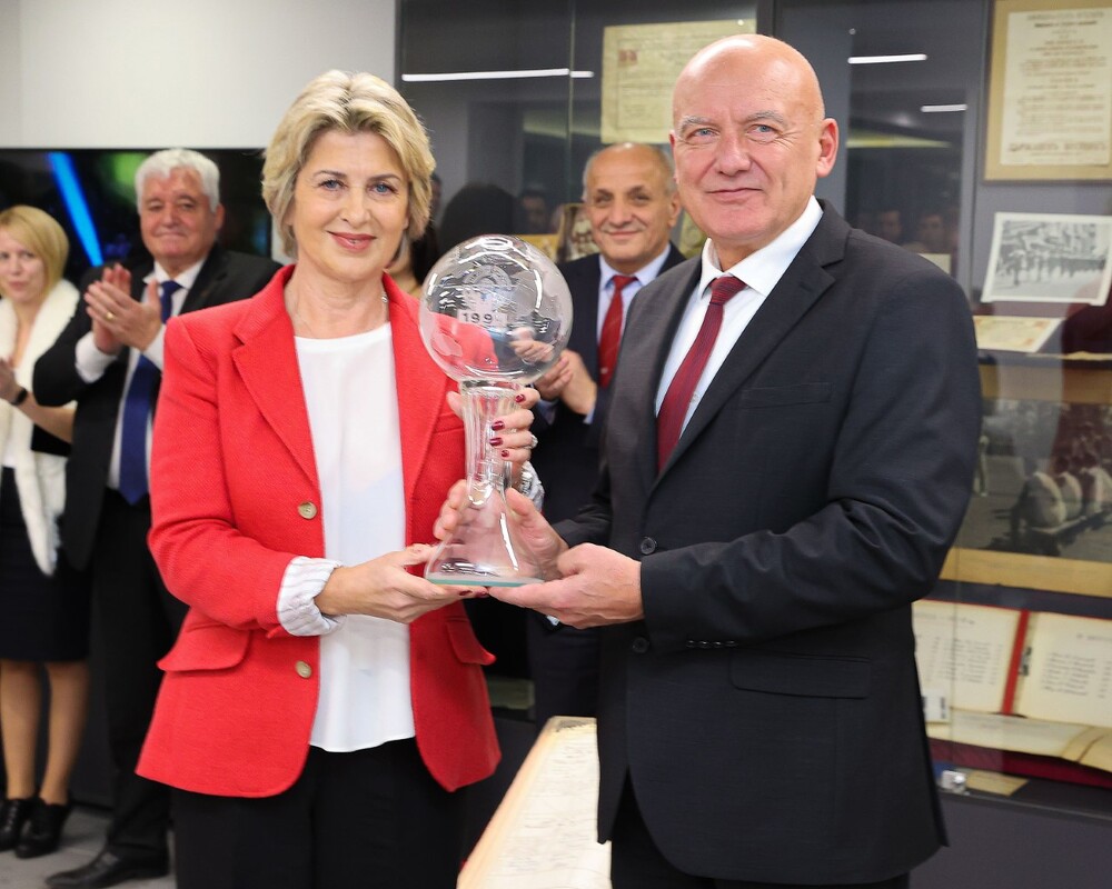 Весела Лечева дари световната си купа по стрелба на новия Образователен и олимпийски център на НСА