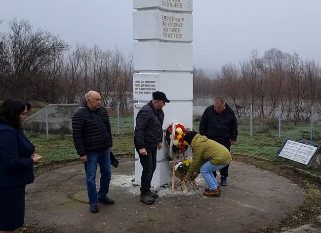 Момчилградчани почетоха паметта на загиналите преди три десетилетия войници в река Върбица