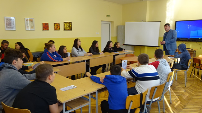 Районен съд – Разград: Съдия запозна ученици от СУ „Христо Ботев“ с рисковете и заплахите в интернет 