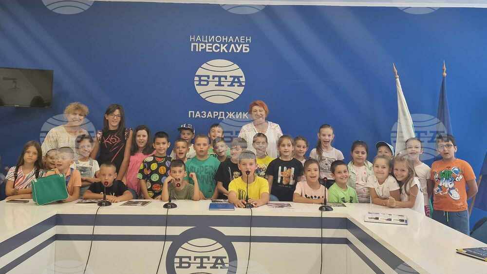 Деца от Общински детски комплекс - Пазарджик посетиха Националния пресклуб на БТА в Пазарджик и се запознаха с историята на медията
