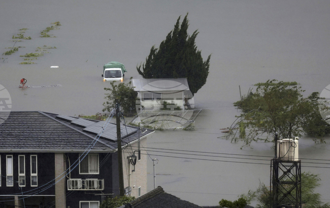 Тайфун връхлетя с проливни дъждове японски острови, южно от Токио