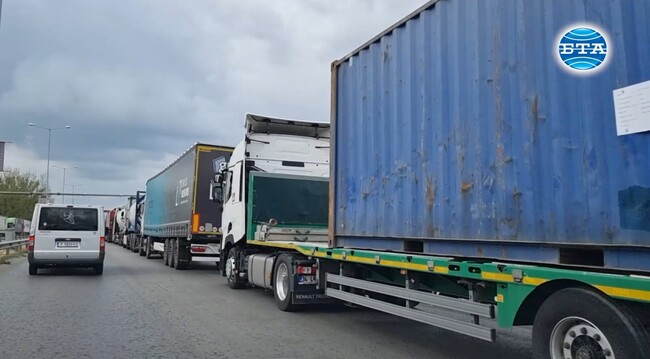 Интензивен е трафикът на товарни автомобили в района на ГКПП "Дунав мост" при Русе