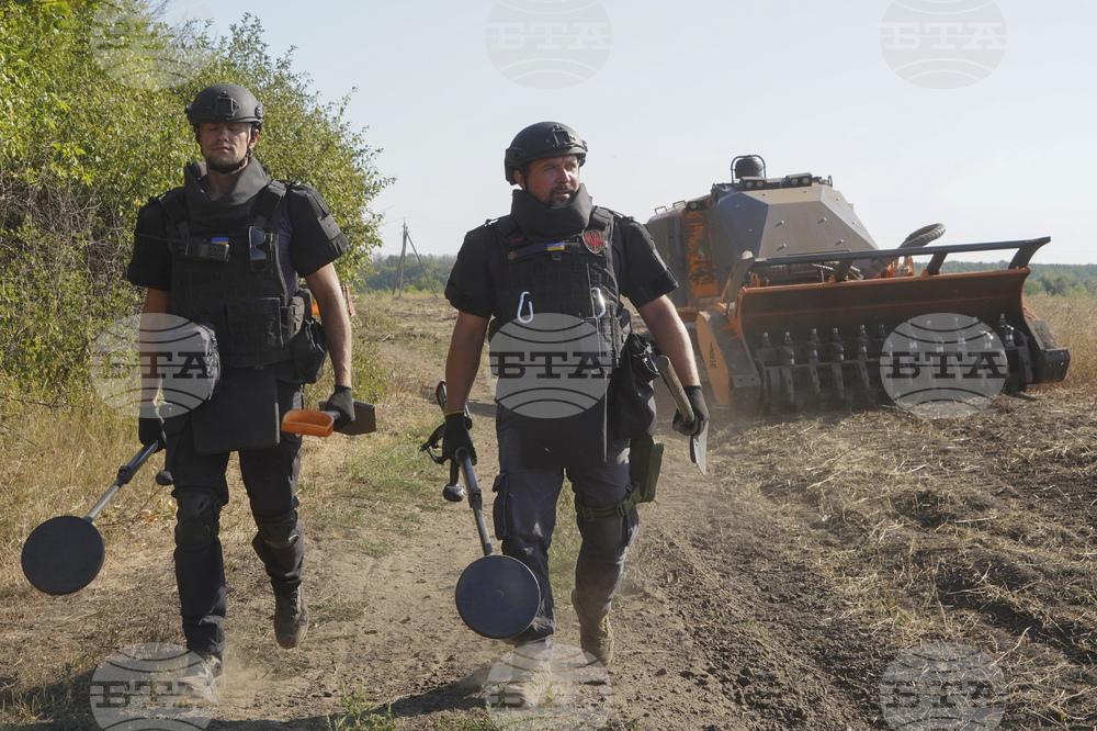 Петима души загинаха в украинската Житомирска област, след като две коли се натъкнаха на взривни устройства близо до границата