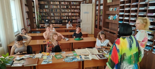 Регионална библиотека „Сава Доброплодни“ – Сливен: Група студенти от лятна школа по антропология посетиха Регионална библиотека “Сава Доброплодни“- Сливен и проучиха документи свързани с културното наследство на Сливен