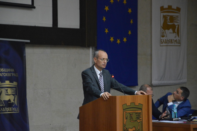 Община Благоевград: Бъдещето на парк “Македония” – претенциите на държавата и възможните правни действия за изход от кризата представи пред ОбС кметът на Благоевград Методи Байкушев