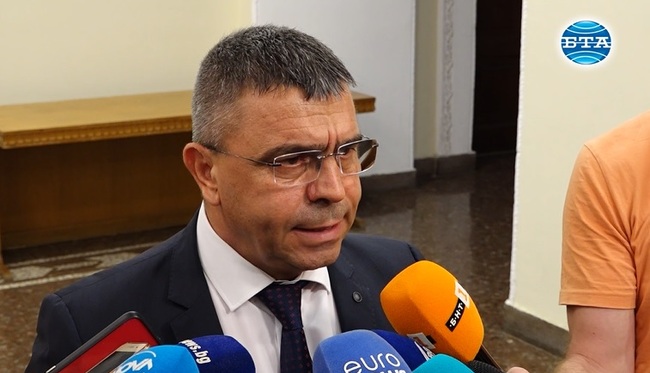 Комисия към НСО ще прецени застрашен ли е почетният председател на ДПС Ахмед Доган, заяви служебният министър на вътрешните работи Атанас Илков