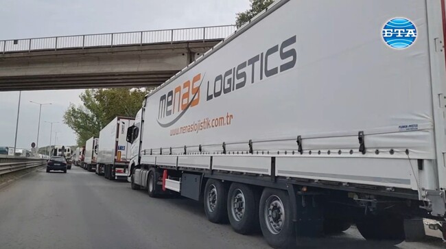 Близо километър е опашката от камиони на ГКПП "Дунав мост" при Русе