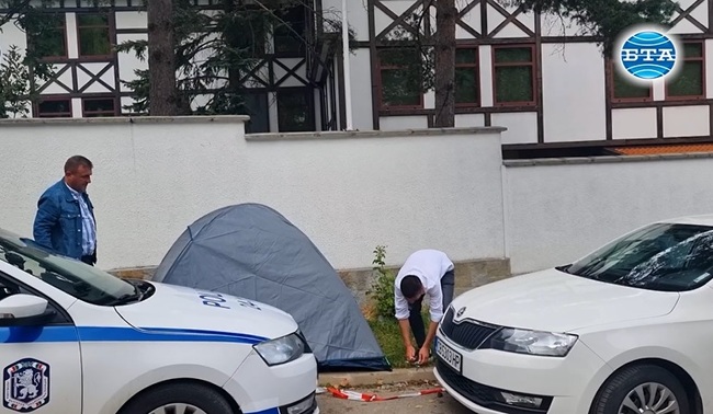 Три палатки разпънаха симпатизанти на ДПС, подкрепящи почетния председател Ахмед Доган, край използвания от него имот в столичния квартал "Бояна"