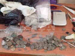 Трима са задържани в момент на покупко-продажба на предмети с културно-историческа стойност 