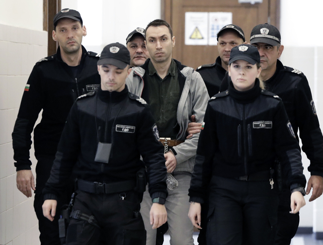 Родителите на убитата Евгения, открита в куфар, подозират, че мотивът е пари