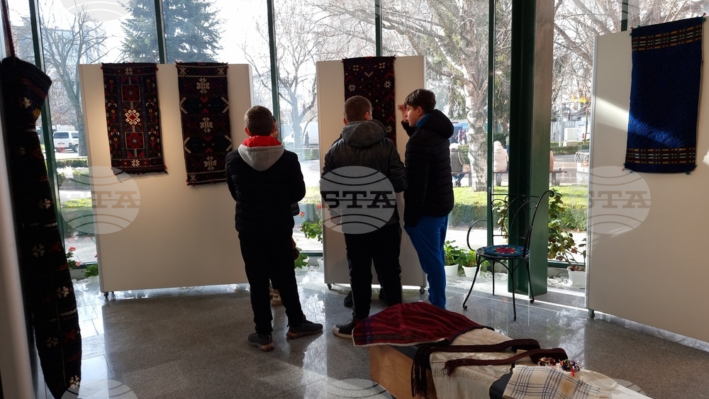 Разград - изложба - тъкани и накити