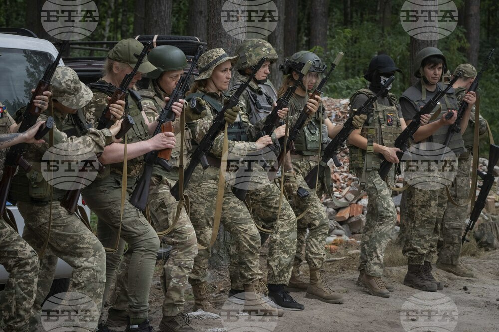 Няма смисъл Украйна да понижава възрастта за мобилизация, когато обещаните оръжия се бавят, заяви съветник на Зеленски