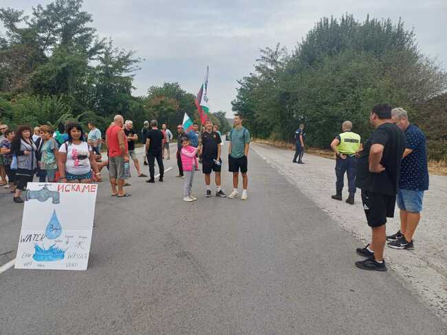 Недоволни от безводието жители на свищовски села отново излязоха на протест, затвориха пътя Плевен-Бяла