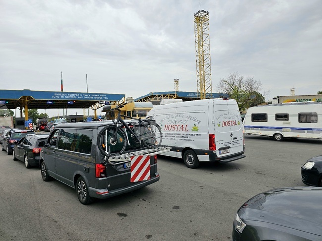 Интензивен е трафикът на леки и товарни автомобили в района на ГКПП „Дунав мост“ при Русе