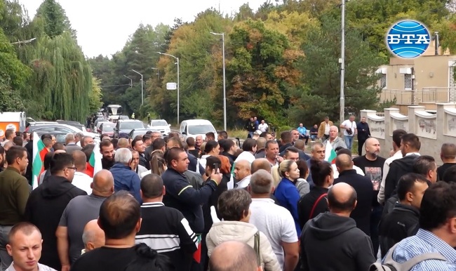 Членове и симпатизанти на ДПС (без Пеевски и група), които се събраха в столичния квартал "Бояна", тръгнаха на "поход за демокрация"