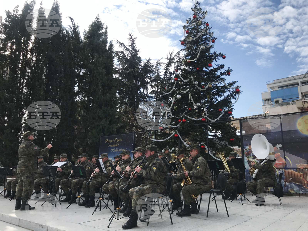 Военни духови оркестри изнесоха празнични концерти в Стара Загора и Казанлък