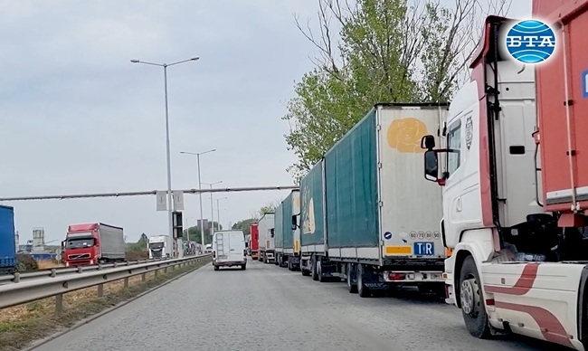 Интензивен е трафикът на леки и товарни автомобили в района на ГКПП „Дунав мост“ при Русе
