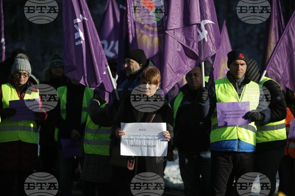 Road Construction Workers Demand Higher Salaries, Temporarily Block Vitinya Tunnel Traffic
