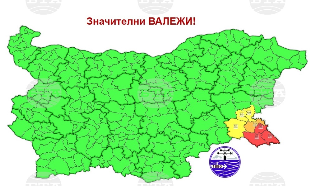 Предупредителен код за значителни валежи е в сила за седем общини в Бургаска област в неделя