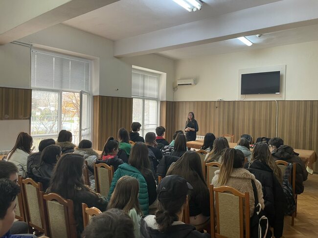 Прокурори от Районна прокуратура – Пловдив изнесоха открит урок пред ученици от 11 клас от училище „Свети княз Борис I“ в гр. Асеновград