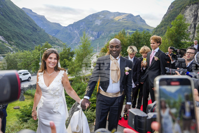 Норвежкият крал Харалд се пошегува с филма на „Нетфликс“ за дъщеря му