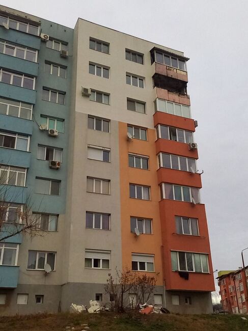 Година след пожара в бл. №18 в кв. „Струмско“ започват възстановителните дейности по сградата, комисия, сформирана със заповед на кмета Илко Стоянов, отвори офертите за избор на изпълнител