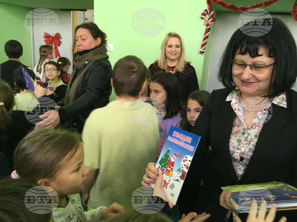 Книги и образователни игри подари заместник-министър Мария Гайдарова на ученици от 25-о Основно училище "Д-р Петър Берон"