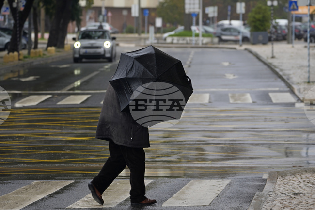 Нова тревога за проливни дъждове беше издадена за Португалия, а 200 000 домакинства са все още без ток след бурята "Кристин"