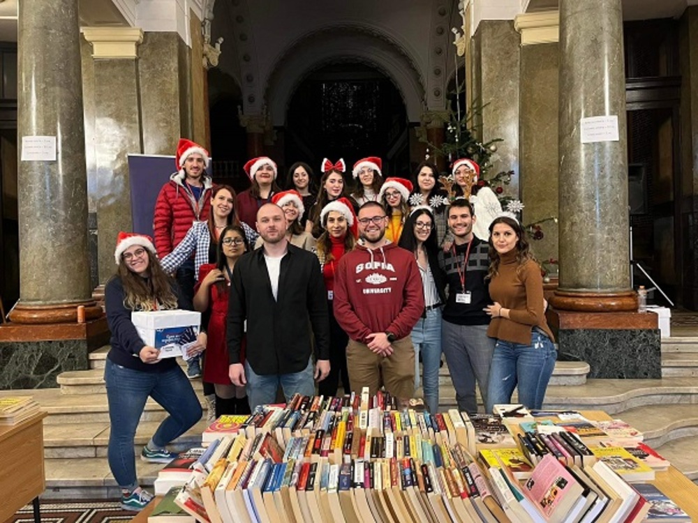 Благотворителният базар "Купи книга - подари надежда", организиран от Студентския съвет на СУ, подкрепя "Българската Коледа"