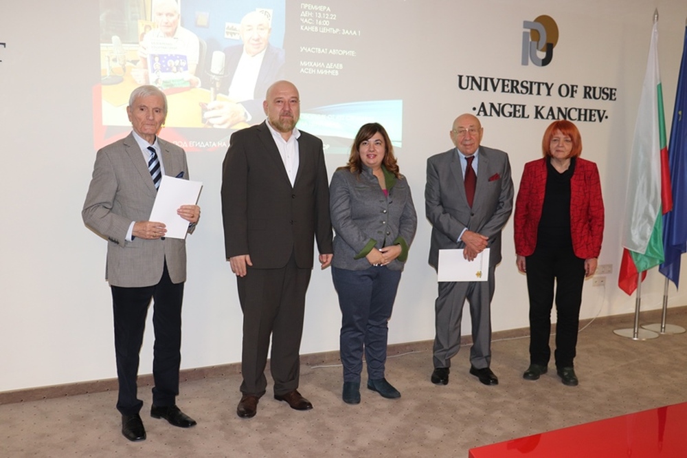 Михаил Делев и Асен Минчев с грамоти от областния управител на Русе 