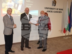 Михаил Делев и Асен Минчев с грамоти от областния управител на Русе 