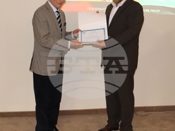 Михаил Делев и Асен Минчев с грамоти от областния управител на Русе 